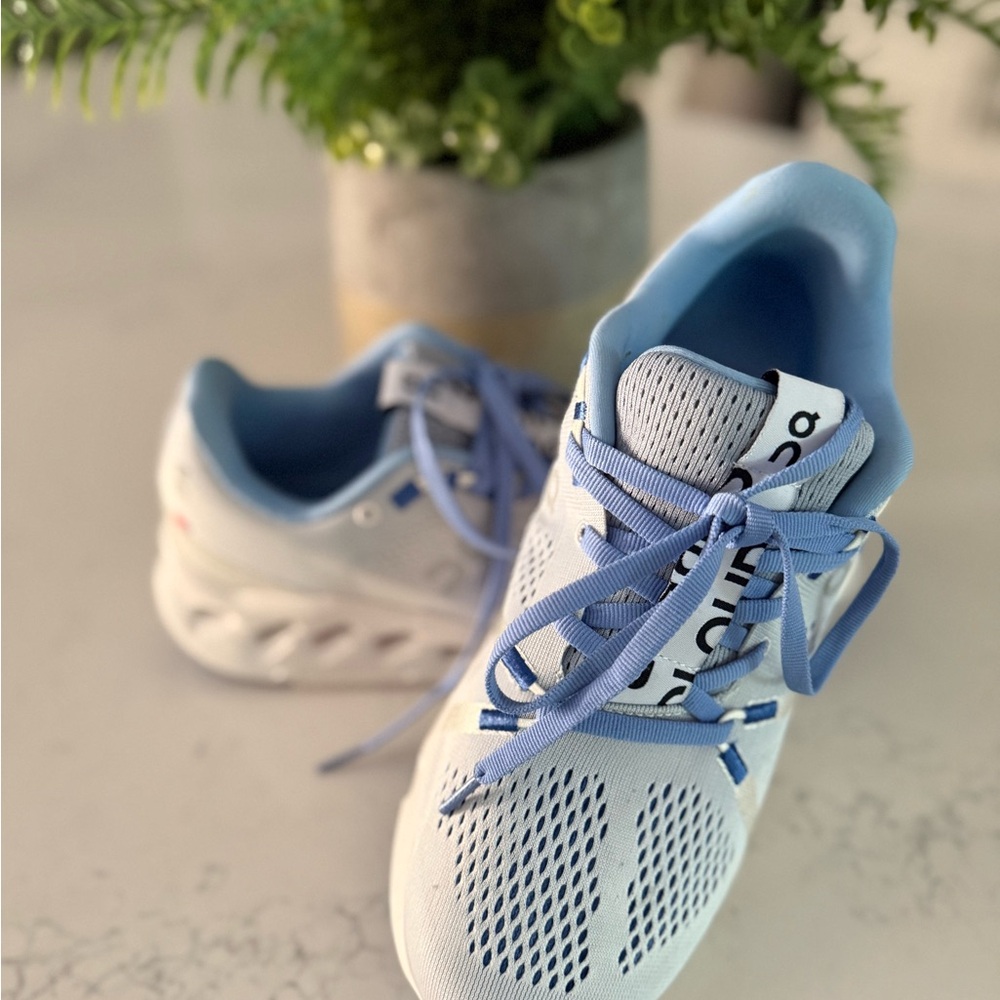 OC OnCloud women's Cloudsurfer White and Blue Athletic Shoes, size 9